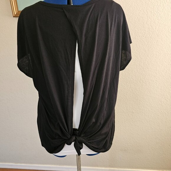Black old navy activewear tee with open back - Picture 3 of 5